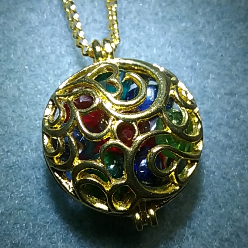 🍁3/$25 SALE! 👉*NWOT* GOLD SWIRL JEWEL NECKLACE LOCKET